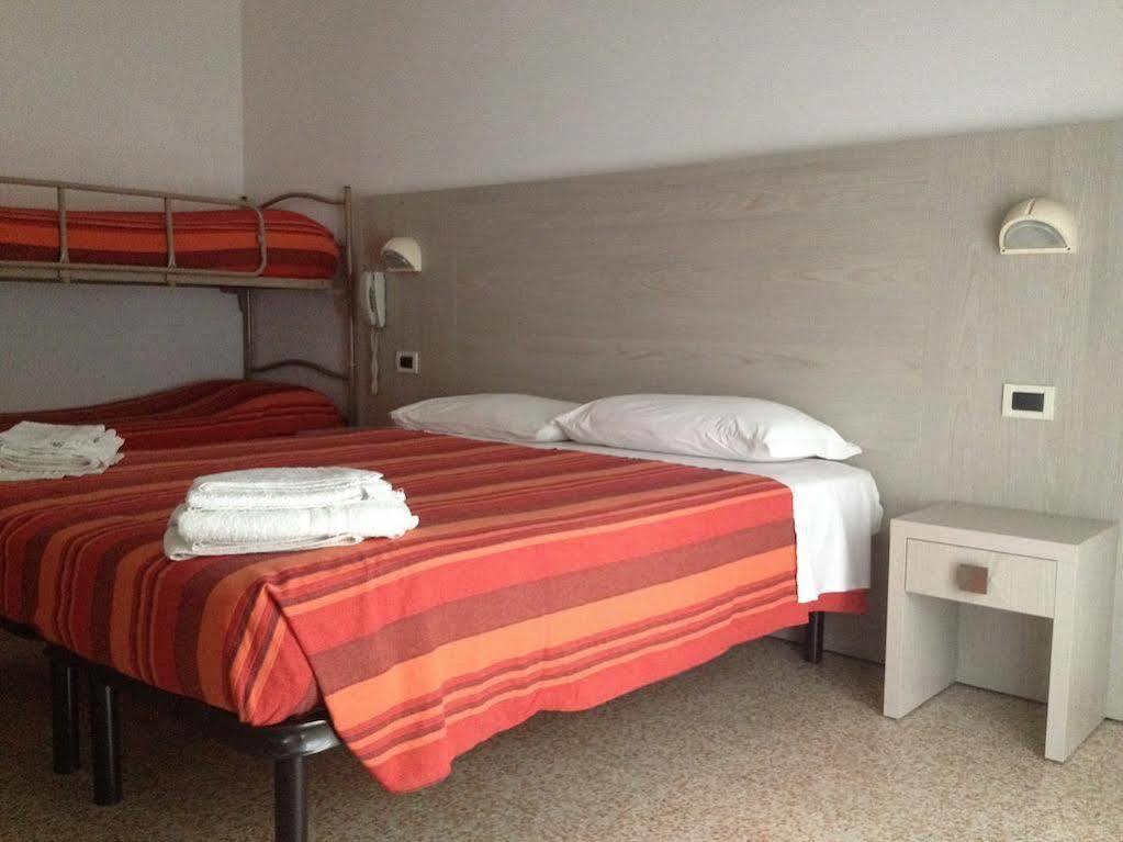 Hotel Luana Rimini Kültér fotó